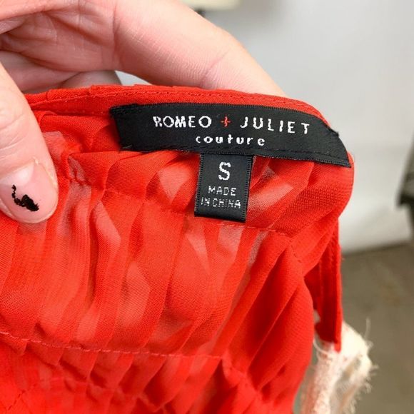 Romeo + Juliet Red Silky Pleated Lace Embellished Sleeveless Blouse - Picture 5 of 7